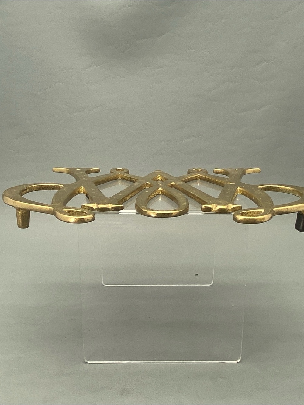 Vintage William and Mary Brass Trivet Virginia Metalcrafters Williamsburg 1950 - Picture 3 of 8